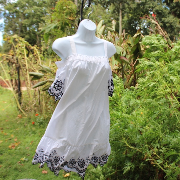 Vineyard Vines Off-Shoulder White Dress with Navy Embroidery - Picture 2 of 8